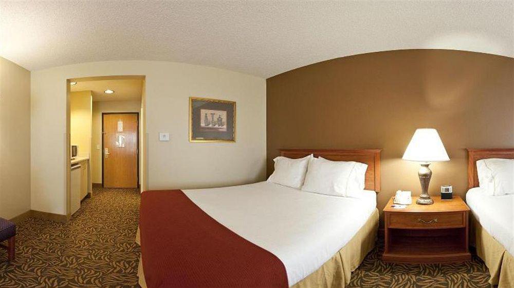 Holiday Inn Express Hotel & Suites Columbus By Ihg Εξωτερικό φωτογραφία