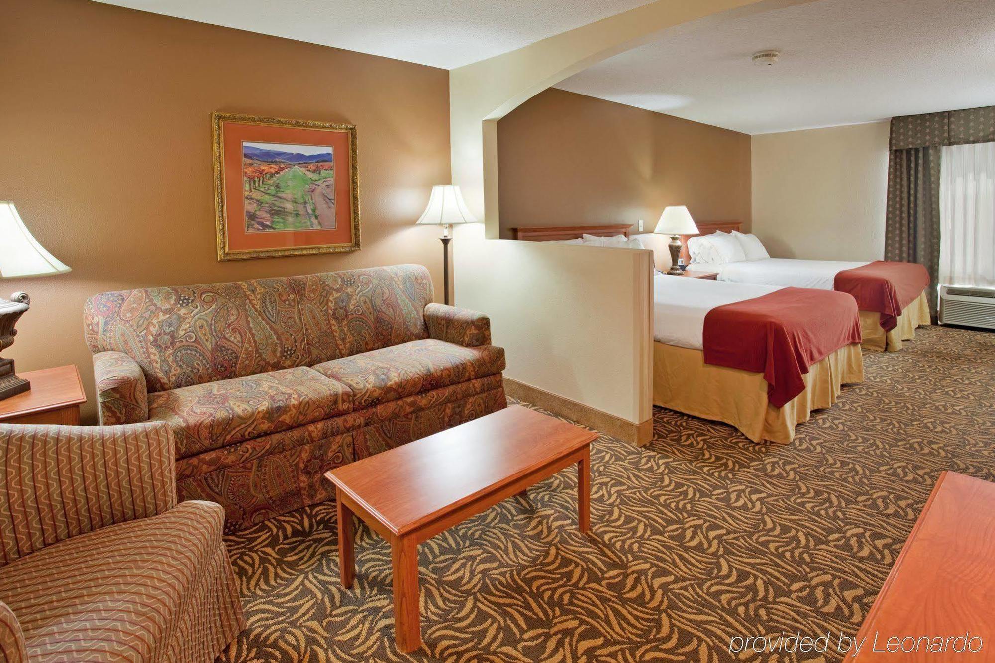 Holiday Inn Express Hotel & Suites Columbus By Ihg Εξωτερικό φωτογραφία