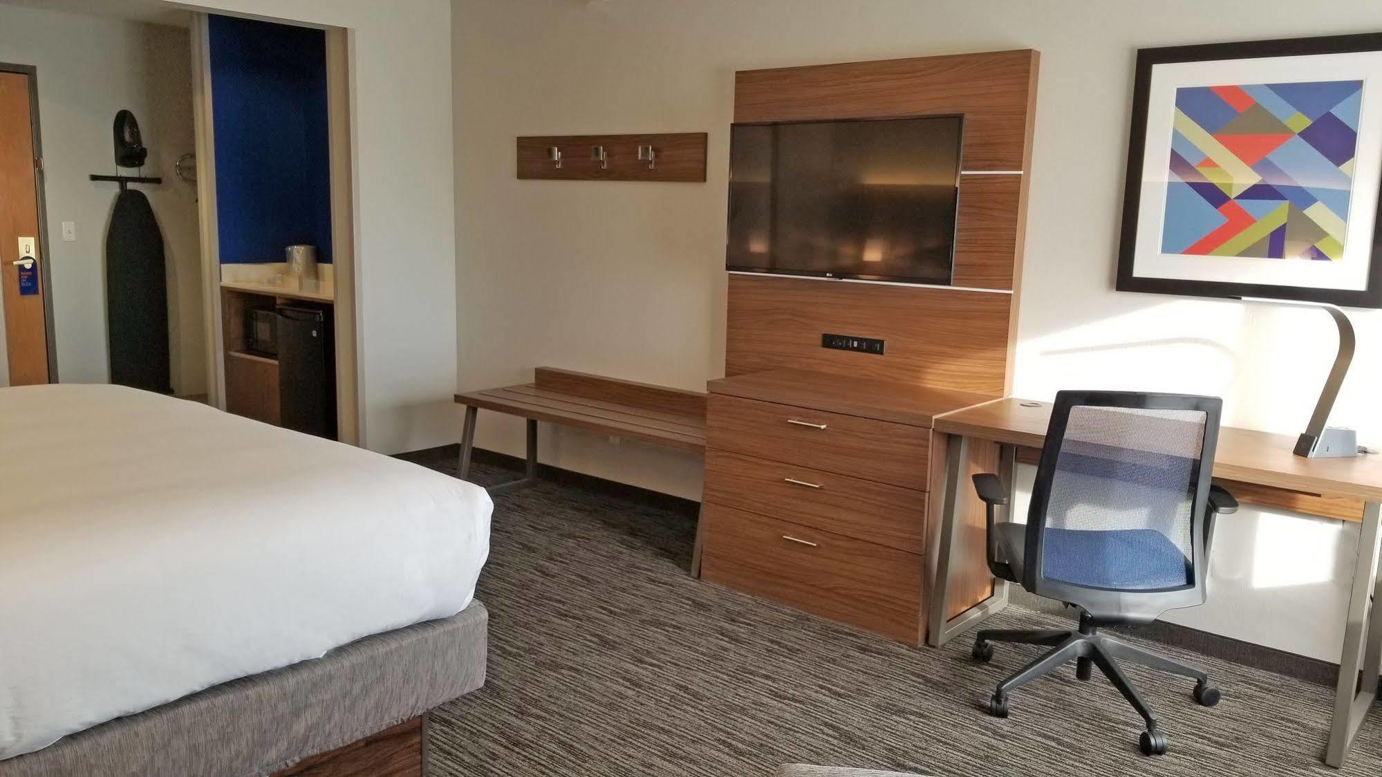 Holiday Inn Express Hotel & Suites Columbus By Ihg Εξωτερικό φωτογραφία