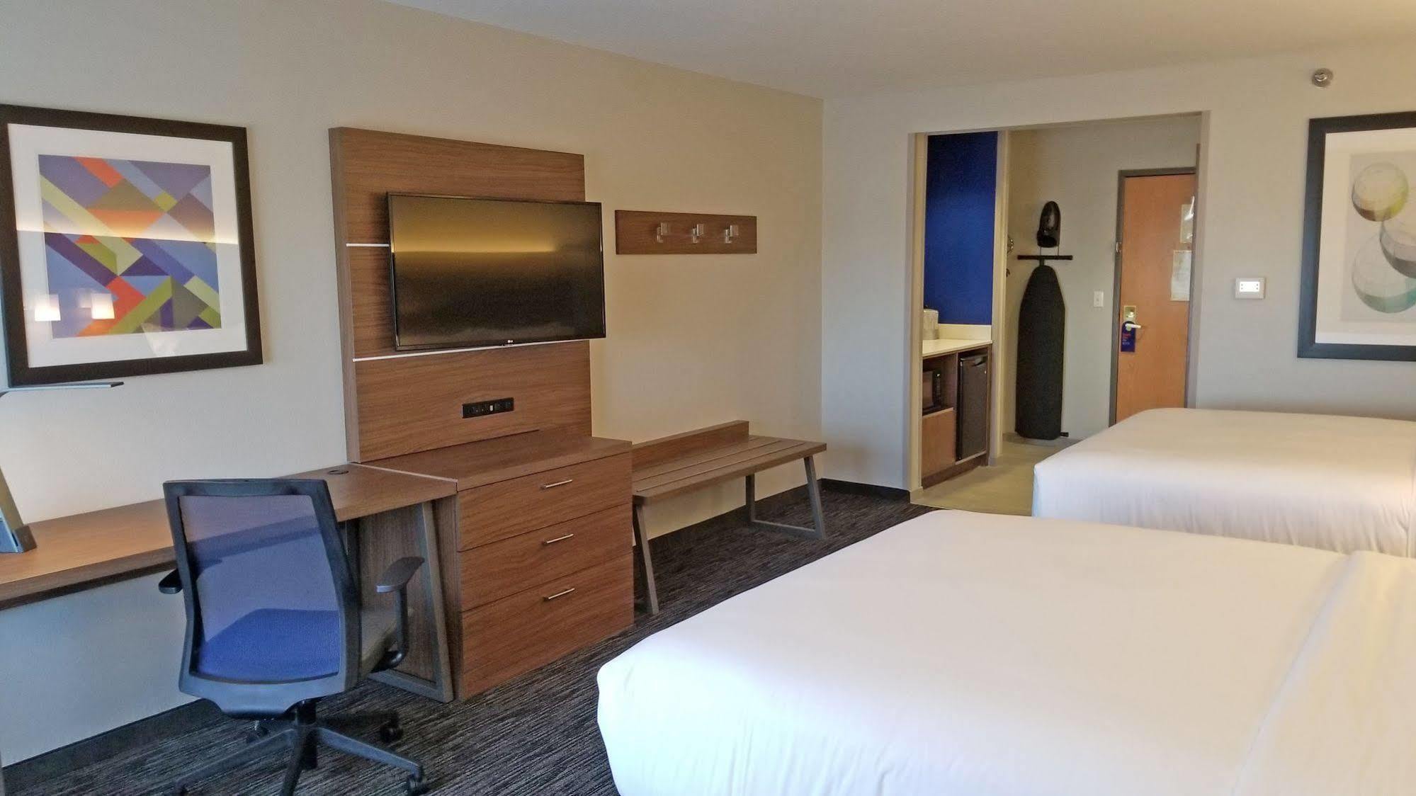 Holiday Inn Express Hotel & Suites Columbus By Ihg Εξωτερικό φωτογραφία